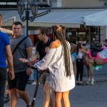 جودة منخفضة - وشم قديم بهيروغليفية على الكتف الأيسر لفتاة - وشم الشارع 09/14/2020-1