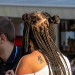 جودة منخفضة - وشم قديم بهيروغليفية على شفرة الكتف الأيسر للفتاة - وشم الشارع 09/14/2020 - 2