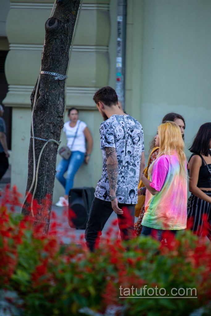 وشم بالورود على الذراع اليسرى للرجل - وشم الشارع 09/14/2020 - 6