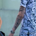 وشم بالورود على الذراع اليسرى للرجل - وشم الشارع 09/14/2020-5