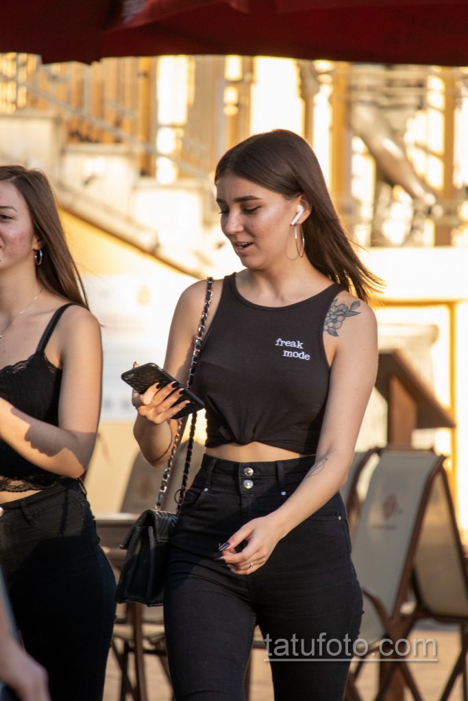 وشم زهرة على الترقوة اليسرى لفتاة - وشم الشارع 09/14/2020 - 1