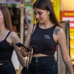 وشم زهرة على الترقوة اليسرى لفتاة صغيرة - وشم الشارع 09/14/2020 - 4