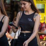 وشم زهرة على الترقوة اليسرى لفتاة صغيرة - وشم الشارع 09/14/2020-5