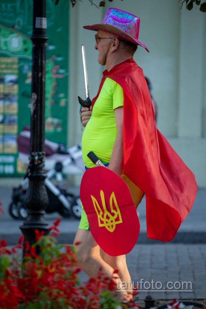 صورة لرجل يرتدي زي البطل مع عباءة وسيف - درع يحمل الشعار الأوكراني - وشم الشارع 09/14/2020 - 1