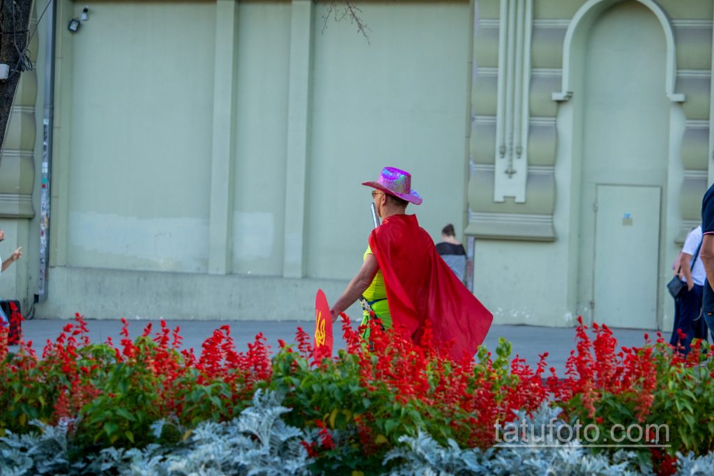 صورة لرجل يرتدي زي البطل مع عباءة وسيف - درع يحمل الشعار الأوكراني - وشم الشارع 09/14/2020-7