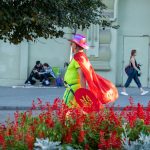 صورة لرجل يرتدي زي البطل مع عباءة وسيف - درع يحمل الشعار الأوكراني - وشم شارع 09/14/2020 - 2