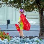 صورة لرجل يرتدي زي البطل مع عباءة وسيف - درع يحمل الشعار الأوكراني - وشم الشارع 09/14/2020-6