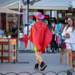 صورة لرجل يرتدي زي البطل مع عباءة وسيف - درع يحمل الشعار الأوكراني - وشم الشارع 09/14/2020 - 15