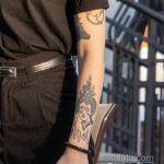 وشم كزة اليد مع صورة لفتاة على اليد اليسرى لفتاة صغيرة - وشم الشارع 09/14/2020-4