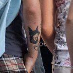 وشم أسود مع كمامة كلب الراعي على الذراع اليسرى للرجل - وشم الشارع 09/14/2020 - 4