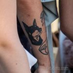 وشم أسود مع كمامة كلب الراعي على الذراع اليسرى للرجل - وشم الشارع 09/14/2020 - 2