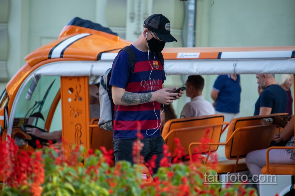 وشم فتاة سانتا مويرتو وردة على يد الرجل - وشم الشارع 09/14/2020-5