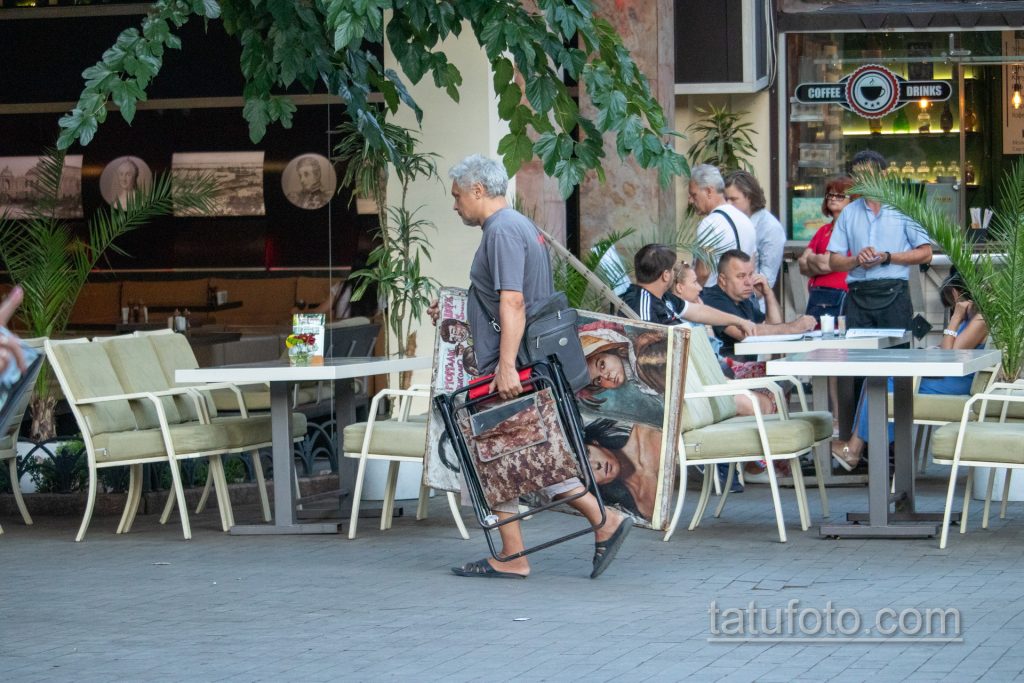 صورة لفنان شارع يحمل لوحات وكرسي - وشم شارع 09/14/2020 - 5