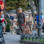 صورة لفنان شارع يحمل لوحات وكرسي - وشم شارع 14/09/2020 - 1