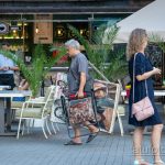 صورة لفنان شارع يحمل لوحات وكرسي - وشم شارع 09/14/2020 - 3