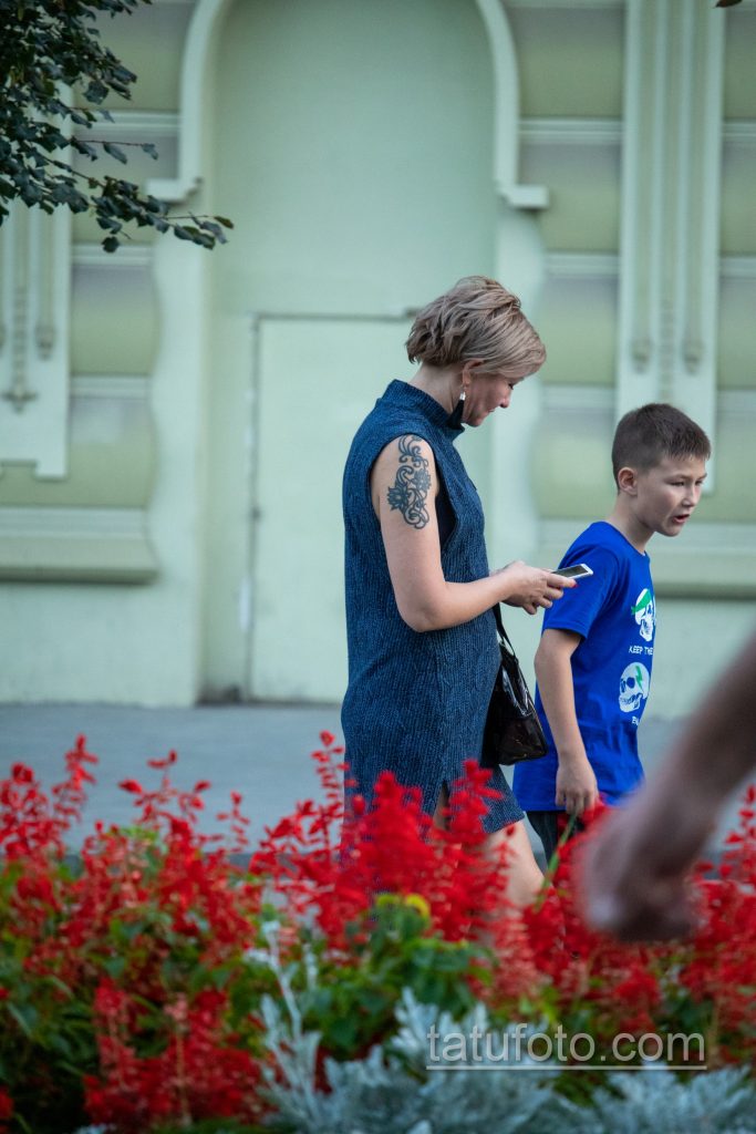 وشم بالورود وحروف أحادية على الكتف الأيمن للمرأة - وشم الشارع 09/14/2020-5