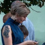 وشم بالورود وحروف واحدة على الكتف الأيمن للمرأة - وشم الشارع 09/14/2020 - 2