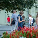 وشم بالورود وحروف أحادية على الكتف الأيمن للمرأة - وشم الشارع 09/14/2020 - 3