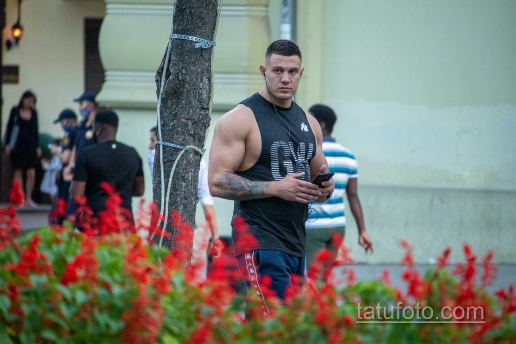 لاعب كمال أجسام مع وشم ملون على ذراعه اليمنى - وشم الشارع 09/14/2020-6