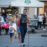 لاعب كمال أجسام مع وشم ملون على ذراعه اليمنى - وشم الشارع 09/14/2020 - 1