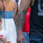 لاعب كمال أجسام مع وشم ملون على ذراعه اليمنى - وشم الشارع 09/14/2020 - 2