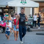 لاعب كمال اجسام مع وشم ملون على ذراعه اليمنى - وشم الشارع 09/14/2020 - 3