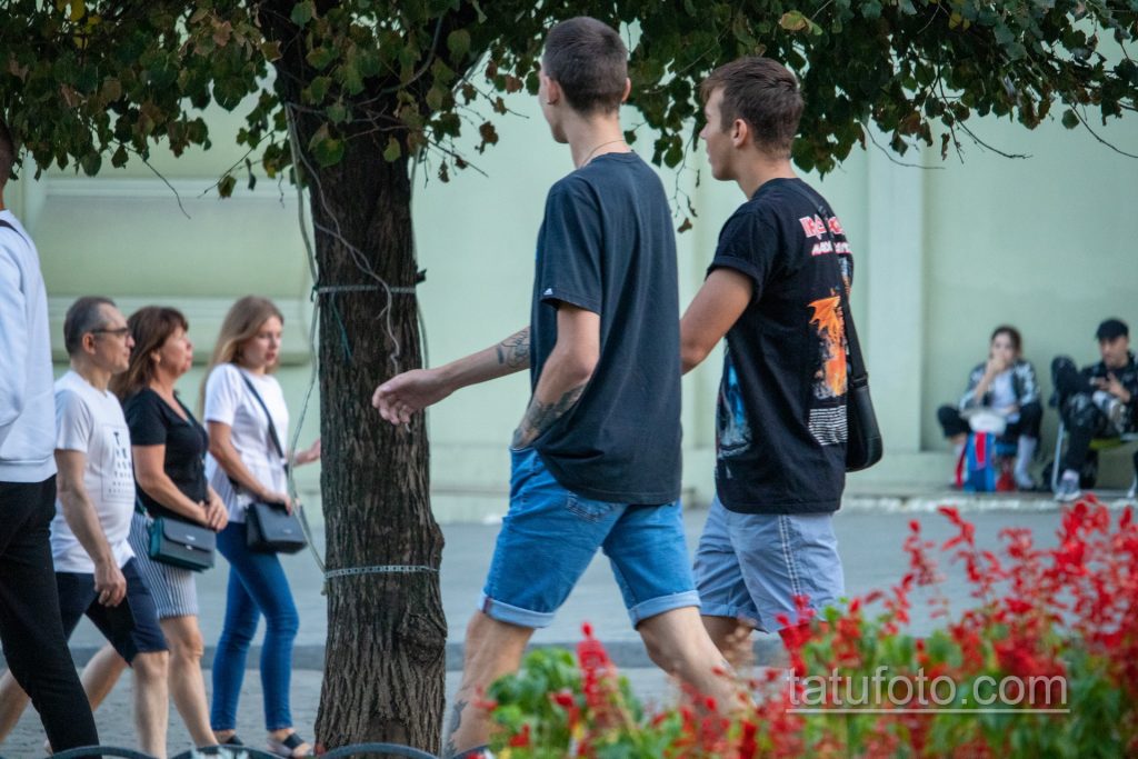 وشم مع ذئب أسفل ساق الرجل - وشم الشارع 14/09/2020 - 1