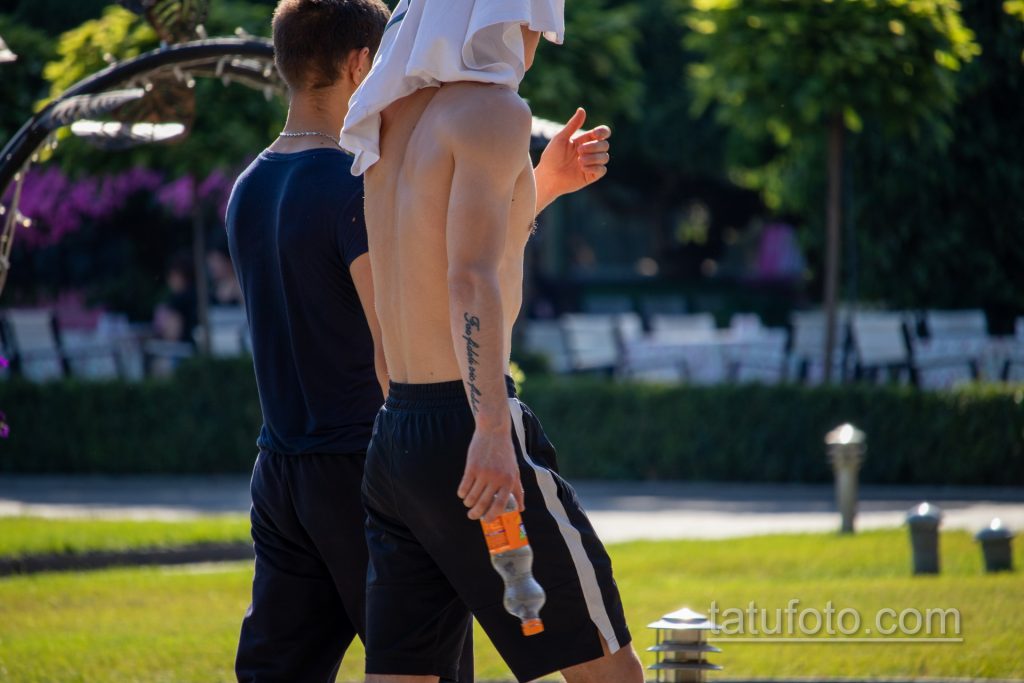 وشم نقش على المعصم الأيمن لشاب - وشم الشارع 14/09/2020 - 1