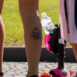 وشم لوتس في أسفل الساق اليمنى لأم شابة - وشم شارع 09/14/2020 - 1