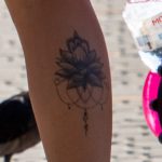 وشم اللوتس في أسفل الساق اليمنى لأم شابة - وشم الشارع 09/14/2020 - 6