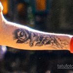 وشم روز على ذراع وعنق الحارس في الحديقة - وشم الشارع 14/09/2020 - 2