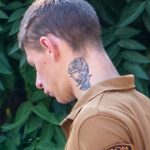 وشم روز على ذراع وعنق الحارس في الحديقة - وشم الشارع 09/14/2020 - 9