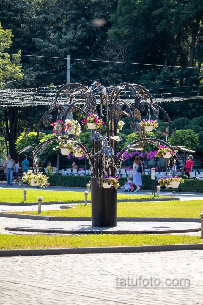 صورة لتمثال على شكل شجرة - وشم شارع 09/14/2020 - 1