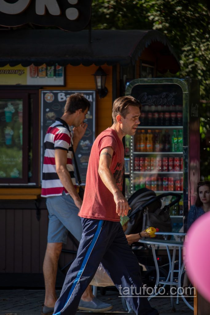 صورة لوشم قبلي غير ناجح مع سوار بلاكثورن على ذراع رجل - وشم الشارع 09/14/2020-1