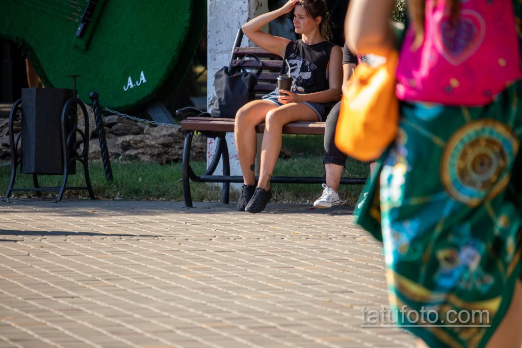 وشم مكعب روبيك وسواره بالريش أسفل ساق الفتاة - وشم الشارع 14/09 / 2020-1