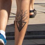 Drzewo tatuażu w trójkącie i geometria blackwork na dłoni faceta - 17.09.2020 - 4