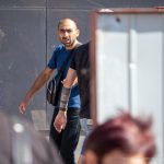 Drzewo tatuażu w trójkącie i geometria blackwork na dłoni faceta - 17.09.2020 - 7