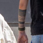 Drzewo tatuażu w trójkącie i geometria blackwork na dłoni faceta - 17.09.2020 - 3