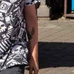 Wytatuuj trzy trójkąty z mieczem i skrzydłami na lewym ramieniu młodego chłopaka - 17.09.2020 - 3