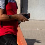 Fragment tatuażu z symbolem OM na prawej dłoni mężczyzny - 17.09.2020 - 2