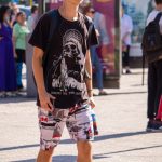 Tatuaż czaszki z twarzą dziewczyny i płomieniem na ramieniu młodego faceta - 17.09.2020 - 2