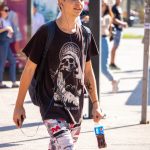 Tatuaż czaszki z twarzą dziewczyny i płomieniem na ramieniu młodego faceta - 17.09.2020 - 3