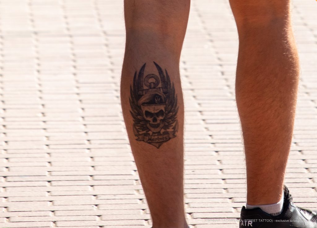 Army tattoo czaszka w berecie z kotwicą i skrzydłami na nodze faceta - marines 17.09.2020 - 4