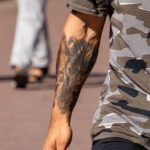 Maska japońskiego wojownika demonów w tatuażu na ramieniu faceta - 17.09.2020 - 5