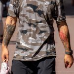 Japońska maska wojownika demonów w tatuażu na ramieniu faceta - 17.09.2020 - 4