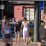 Młoda mama z tatuażem z kwiatami i geometrią na plecach między łopatkami - 17.09.2020 - 1