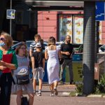 Młoda mama z tatuażem z kwiatami i geometrią na plecach między łopatkami - 17.09.2020 - 2