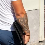 Tatuaż z półrękawem na dole dłoni faceta z wzorami monogramów - 17.09.2020 - 4