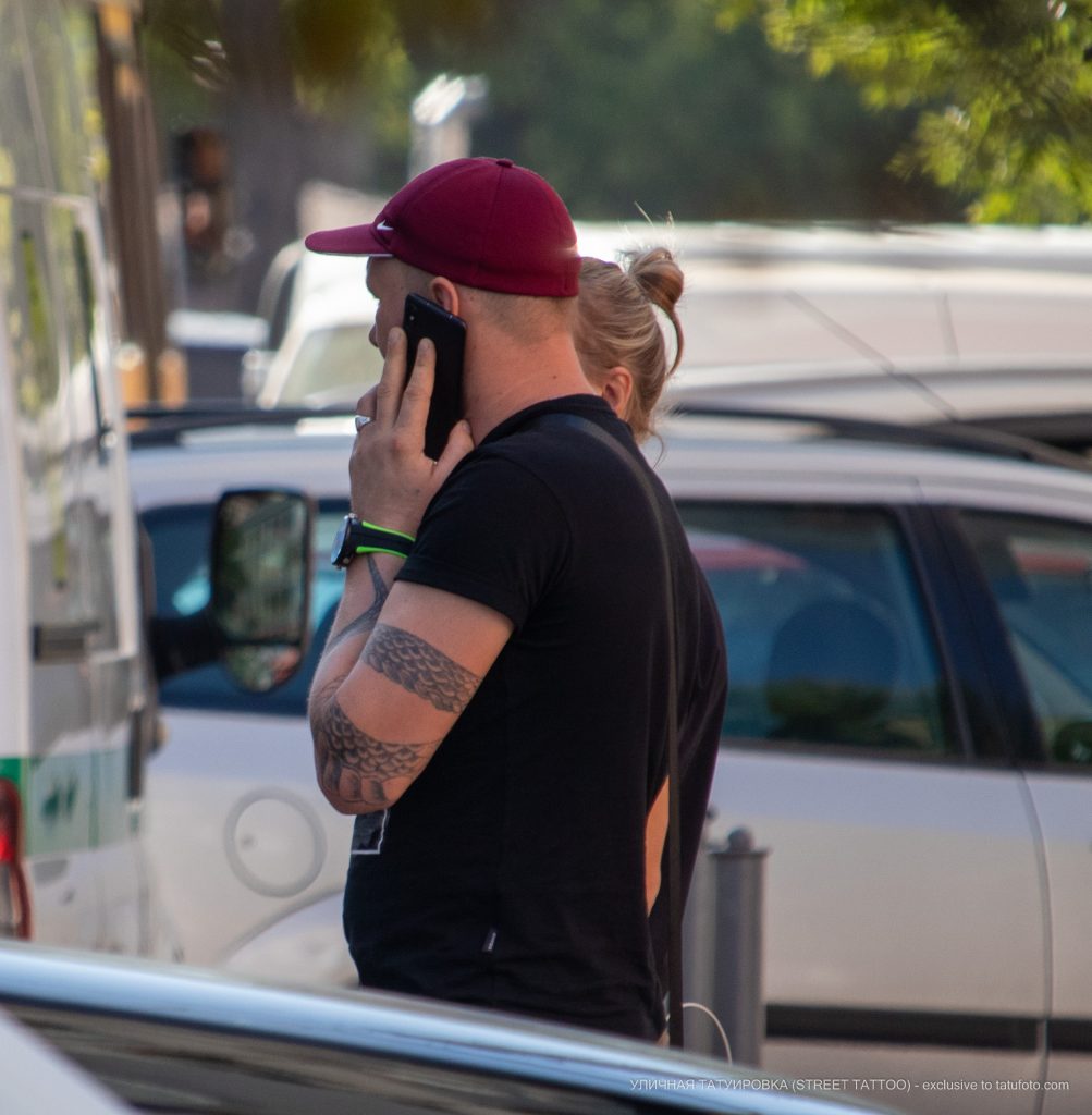 Fragment tatuażu z wężem owiniętym wokół ramienia faceta - 17.09.2020 - 2