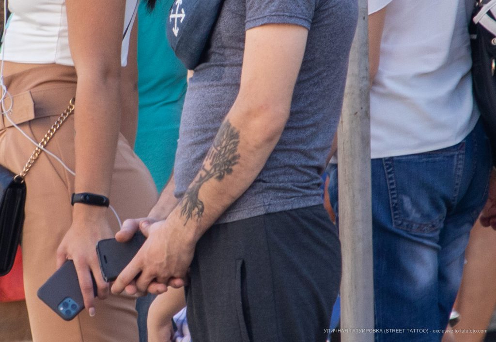 Zdjęcie tatuażu drzewa z gołymi korzeniami na dłoni mężczyzny - 17.09.2020 - 2